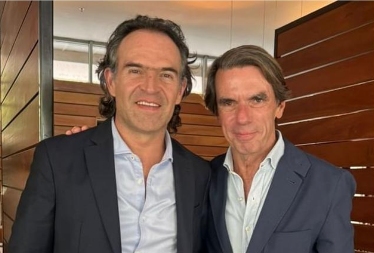 Fico Gutiérrez (alcalde de Medellín) y José María Aznar